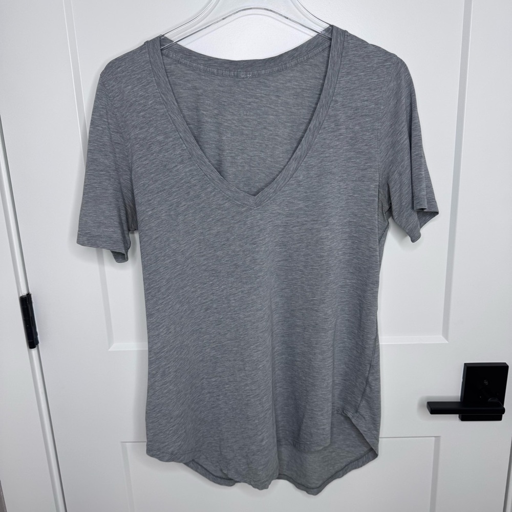 Lululemon Women's Love Tee V-Neck Short Sleeve Shirt Heathered Grey Size 8 - Picture 2 of 5
